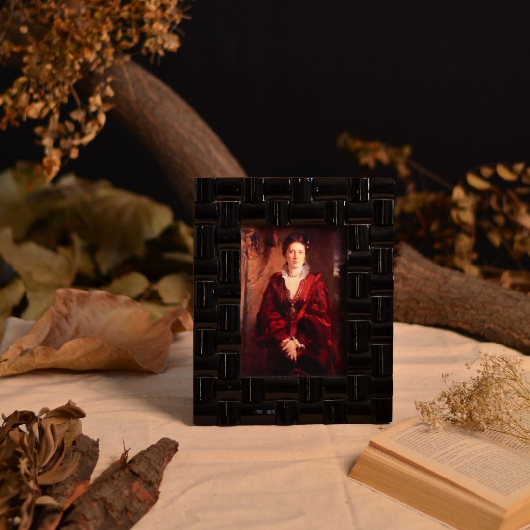 Capture your moments in unique photo frames by Cinch Home| Choose from a range of glass photo frames and resin photo frames online India | You can choose from vide range of photo frames of different sizes: 5*7" photo frames, 8*10" photo frame.